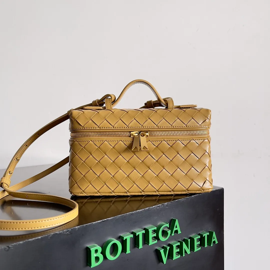 Batch 1360 Bottega Veneta 24 spring and summer woven zipper crossbody bag. A crossbody bag that can be used as a cosmetic bag. The exquisite weaving and compact body are an indispensable accessory for the upcoming summer. The double zipper also better protects the bag. It has a large capacity. If you like it, don’t miss it. Style number: 789109 Size: 22*12.5*5cm